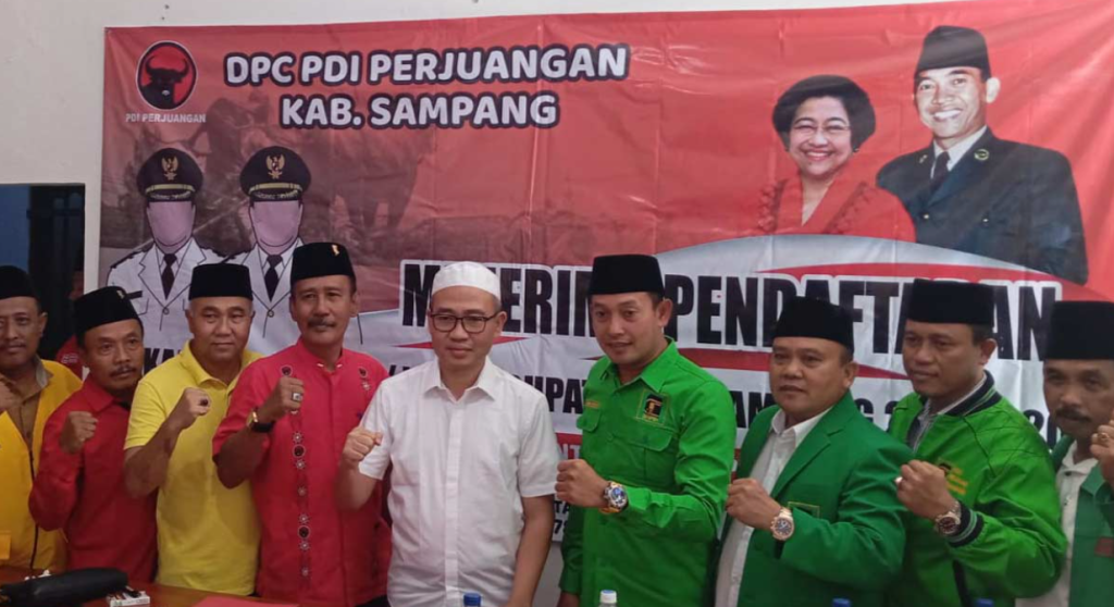 KH Mohammad Bin Muafi Zaini saat mendaftar bersama H Ab di Kantor DPC PDIP Sampang