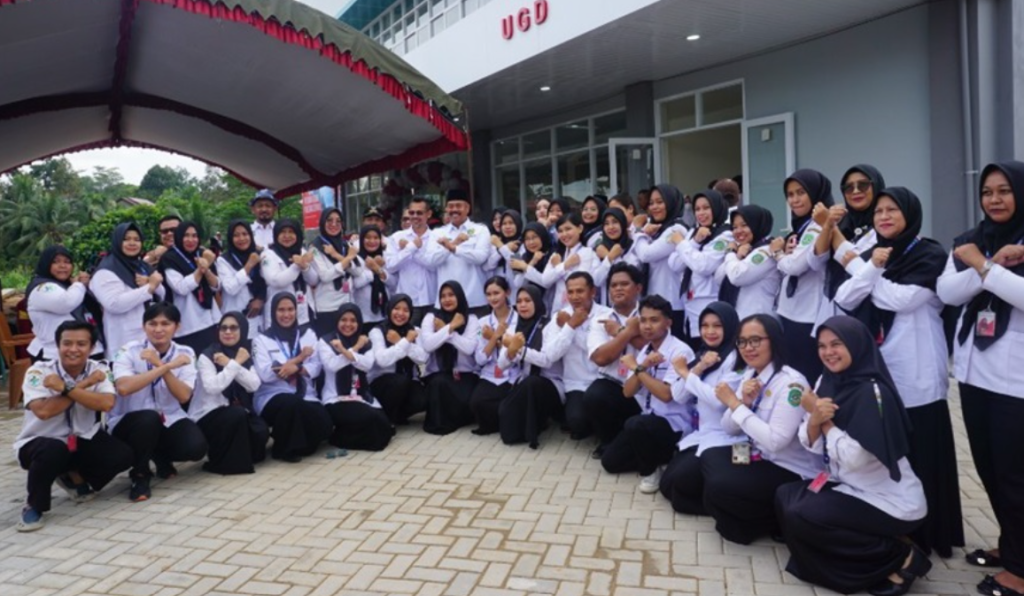 Bupati Kutai Kartanegara Edi Damansyah bersama tenaga medis Puskesmas Separi III Tenggarong Seberang usai peresmian, Rabu (22/5/2024) (Foto : Prokom)