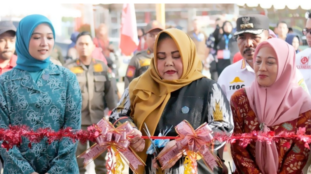 Ketua Tim Penggerak PKK Maslianawati Edi Damansyah membuka pameran UMKM meriahkan HKG PKK di Tenggarong Seberang, Rabu (22/5/2024) Foto : Prokom