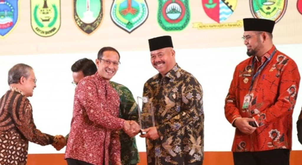 Prestasi Pendidikan: Kukar Raih Penghargaan dari Kemendikbud Ristek RI Menteri Pendidikan, Kebudayaan Riset dan Teknomlogi Nadim Makarim menyerahkan penghargaan kepada Bupati Kutai Kartanegara Edi Damansyah di Jakarta, Kamis (2/5/2024) Foto : Prokom