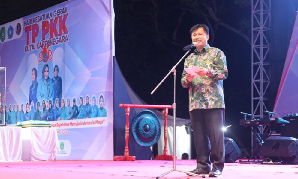 HKG TP PKK ke-52 di Kukar, Momen Kreativitas Pemberdayaan Keluarga Sekretaris Daerah Kutai Kartanegara Sunggono mewakili Bupati Kukar, menutup HKG PKK ke 52 di Tenggarong Seberang, Jum'at (24/5/2024) Foto : Prokom