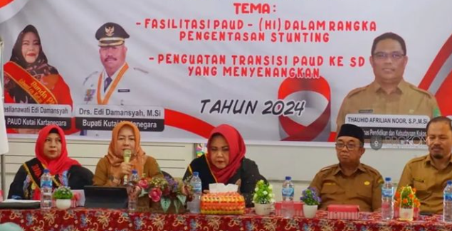 Bunda PAUD Kukar Ajak Orang Tua dan Guru Tingkatkan Kualitas Pendidikan Anak Usia Dini Bunda PAUD Kutai Kartanegara Maslianawati memberikan pengarahan kepada bunda-bunda PAUD se Kecamatan Loa Kulu, Selasa (28/5/2024) Foto : Prokom