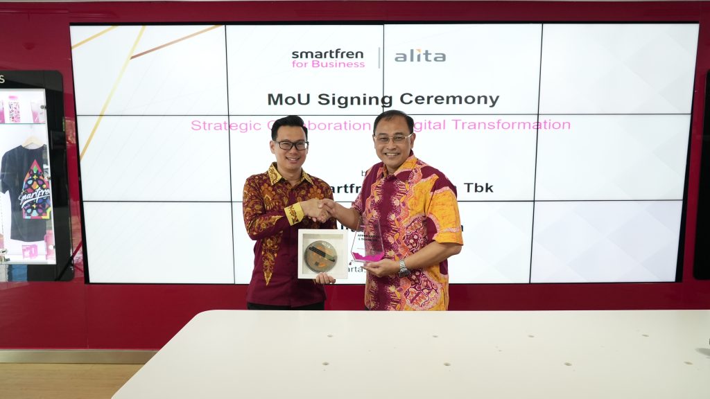MoU antara Tony Wijaya, CEO Smartfren for Business dan Direktur Utama Alita Praya Mitra, Teguh Prasetya, di Galeri Smartfren Sabang, Jakarta Pusat, Rabu (28/5/2024) (foto:smartfren for GOnews.id).