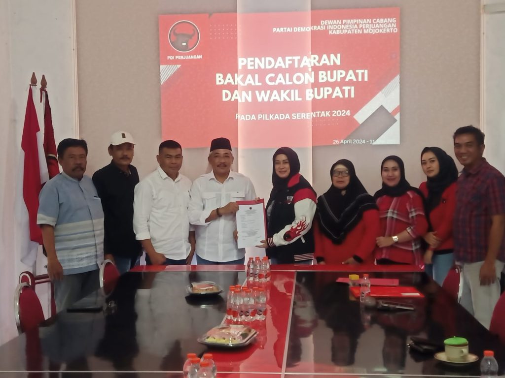 Agus Siswahyudi Kades Cinandang Dawarblandong Dafatar Sebagai Bakal Calon Wakil Bupati di kantor DPC PDIP Kabupaten Mojokerto