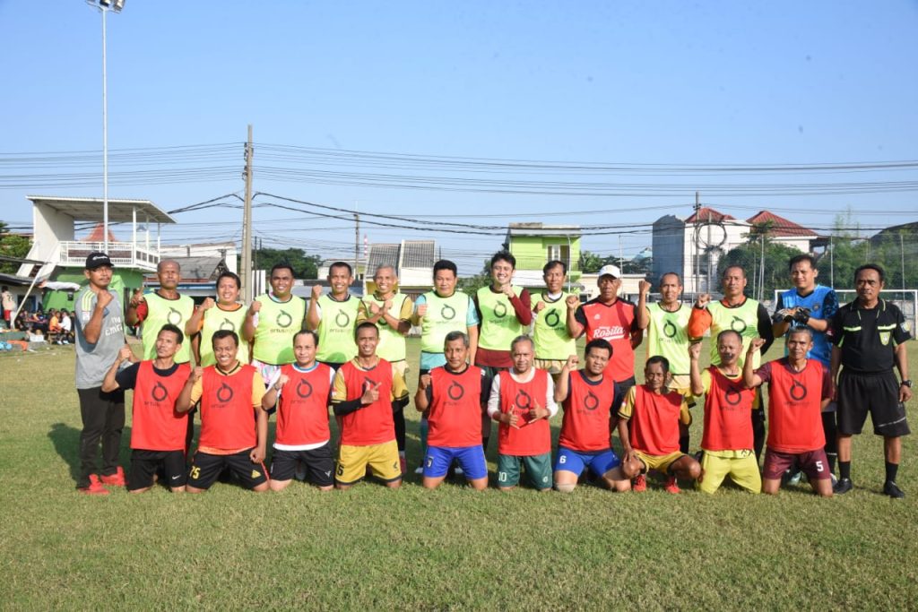 Kades Se-Kecamatan Waru Main Bola, Jaga Stamina dan Silaturahmi Kades Se- Kecamatan Waru Main Bola