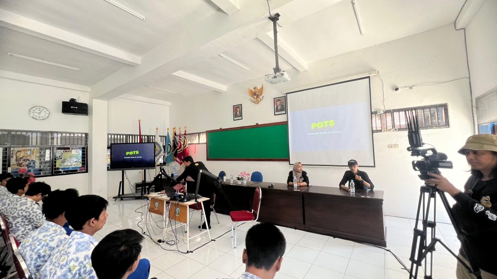 Suasana workshop membuat podcast berkualitas di SMKN 3 Probolinggo. (foto:kece media)