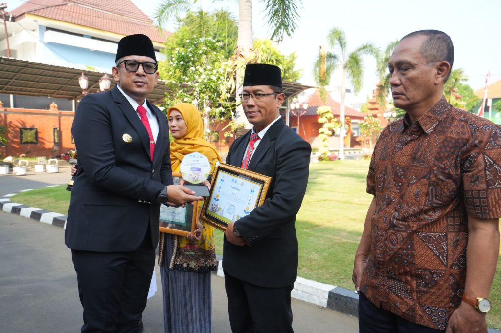 Ali Kuncoro, Pj Kota Mojokerto tersebut menyerahkan penghargaan kepada penerima penghargaan pada Upacara Peringatan Hari Kebangkitan Nasional Tahun 2024.