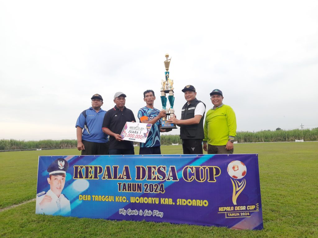 Kades Cup 2 Sidoarjo, Rajut Kebersamaan dan Semangat Olahraga Subandi pj Bupati Sidoarjo berkesempatan menutup Turnamen Kades Cup 2 Wonoayu di Lapangan Desa Tanggul Wonoayu, Minggu (19/5/2024).