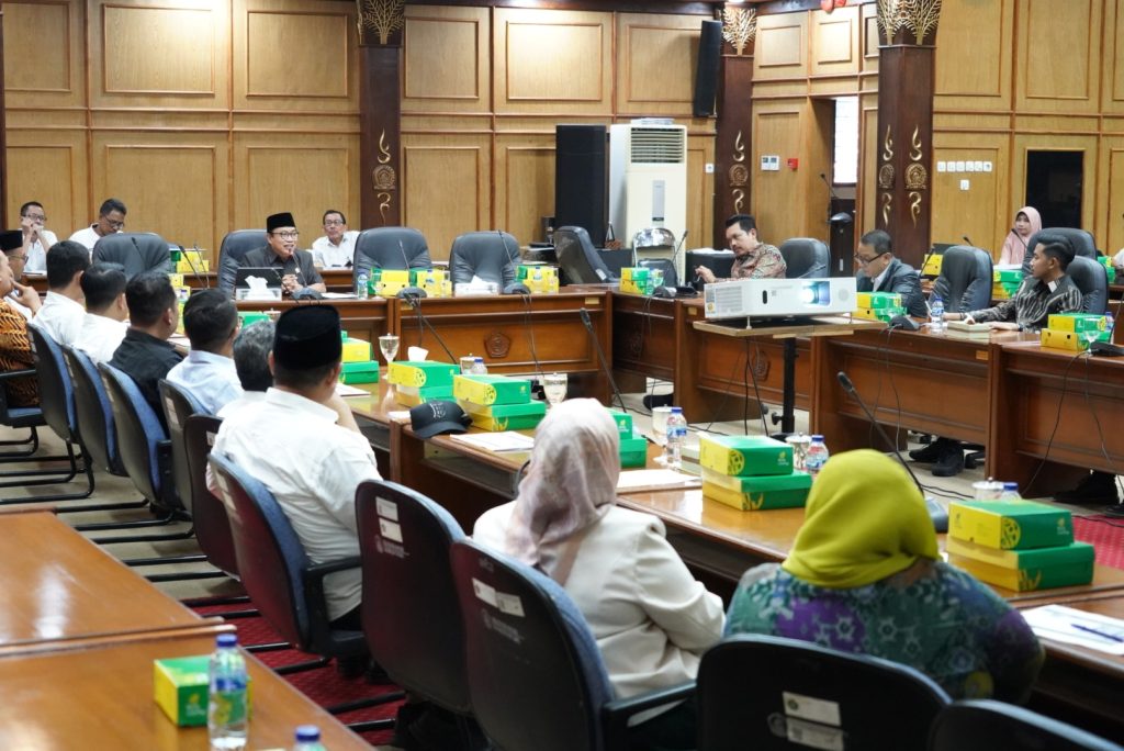 Membangun Semangat Baru: DPRD Sidoarjo Menginisiasi Pra Orientasi untuk Caleg Terpilih Usman, Ketua DPRD Sidoarjo saat memimpin rapat