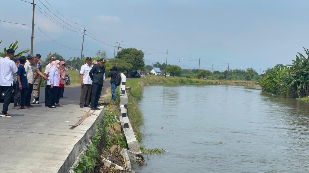 Plt Bupati Sidoarjo, Subandi Perintahkan Dinas PU Bina Marga Segera Perbaiki Plengsengan Jalan Beton di Kedungbocok