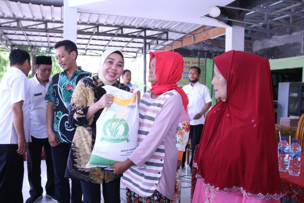 Bantuan Beras Sampai ke 4.794 KPM di Kecamatan Krembung, Sidoarjo Istri Plt. Bupati Sidoarjo, dr. Sriatun Subandi, menyampaikan bantuan beras di Desa Keper, Desa Kedungrawan, dan Desa Ploso Kecamatan Krembung, Rabu (22/5/2024).
