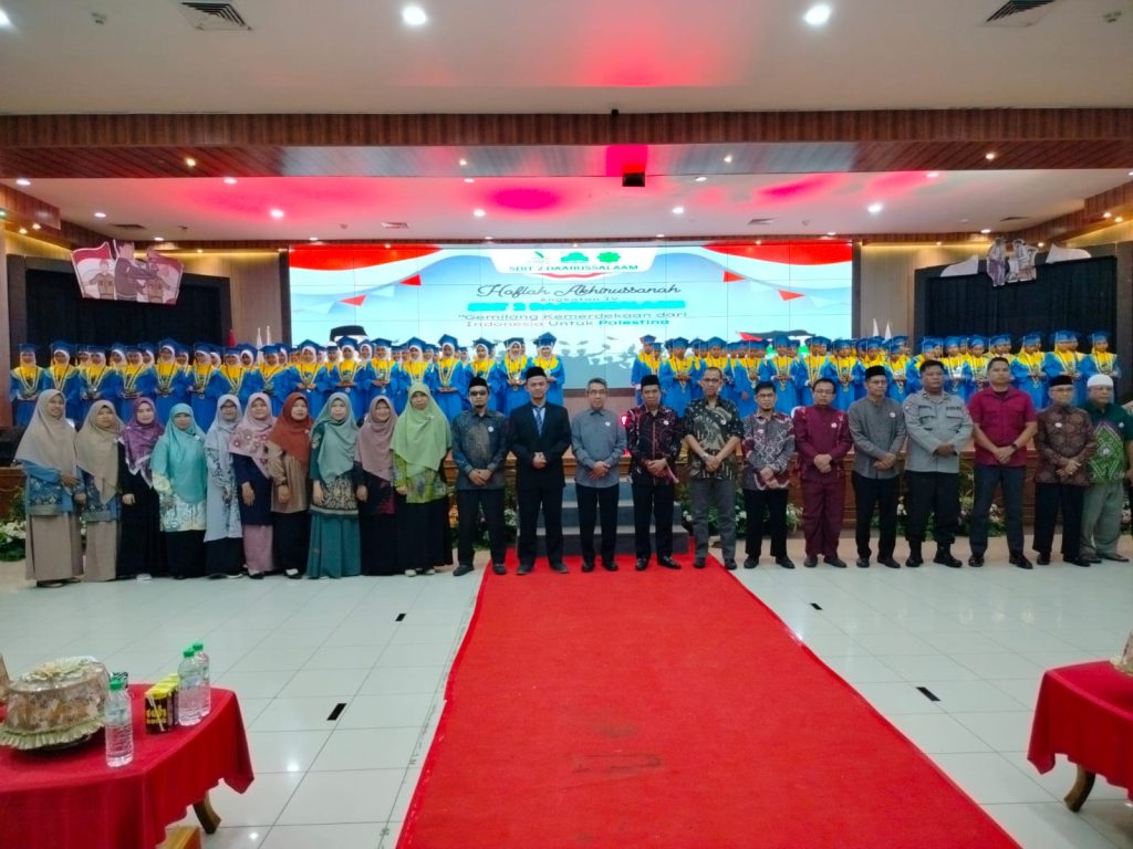 Hadiri Akhirussanah SDIT 2 Darussalam, Bupati Ardiansyah Apresiasi Sekolah Swasta di Kutim Suasana Akhirussanah SDIT 2 angkatan IV Darussalam di gedung serbaguna Guna Bukit Pelangi, Minggu (26/5/2024).