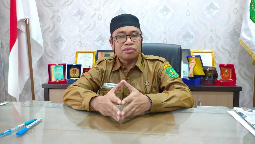 Achmad Junaidi, Kepala Dinas (Kadis) Pengendalian Penduduk dan Keluarga Berencana (DP2KB) Kutai Timur (Kutim) saat diwawncarai di Ruang Kerja, Senin (27/5/2024).