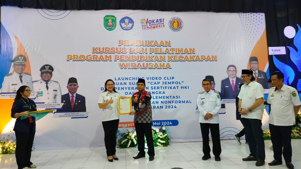 Achmad Junaidi, Inisiator Cap Jempol mendapat Sertifikat HAKI dai Kemenkumham RI di Gedung Buana Mekar, Rabu (29/5/2024)