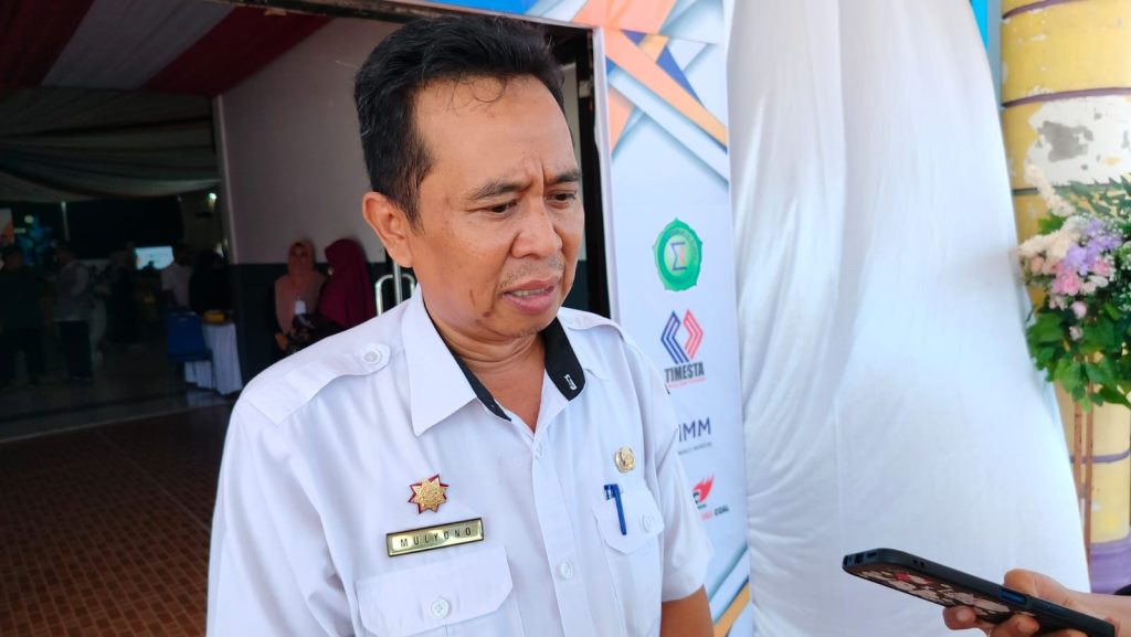 Mulyono, Kadisdikbud Kutim saat diwawancarai usai pembukaan kursus dan pelatihan program pendidikan kecakapan wirausaha di Gedung Buana Mekar,