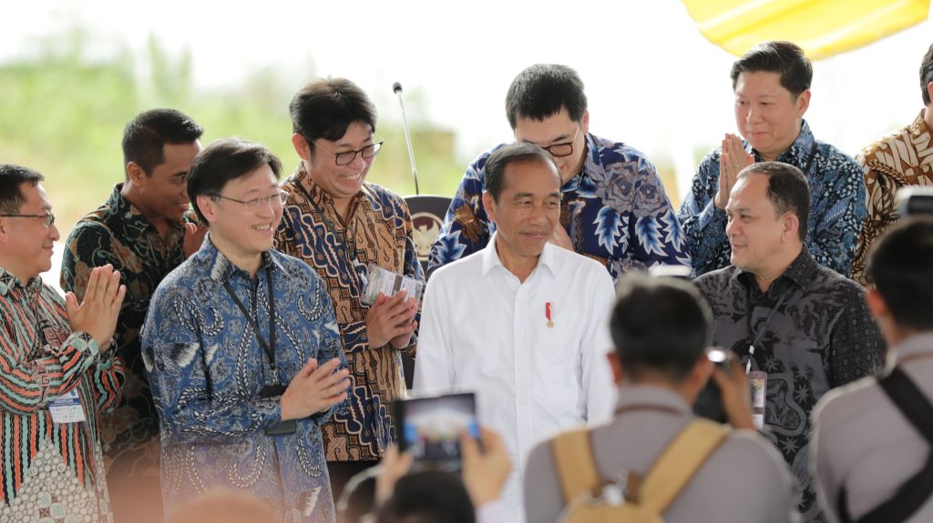 Presiden RI Joko Widodo (tengah) bersama Direktur Astra Rudy (kedua kiri) dan Chief of Corporate Affairs Astra Riza Deliansyah (kanan) usai meresmikan Groundbreaking Astra Biz Center-IKN oleh Astra di Ibu Kota Nusantara pada Selasa (4/6/2024)