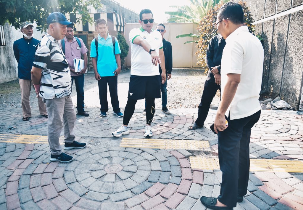 Penjabat (Pj.) Wali Kota Mojokerto M. Ali Kuncoro, yang akrab disapa Mas Pj, turun langsung ke lapangan bersama Sekretaris Daerah dan Kepala OPD terkait, Minggu (2/6/2024)