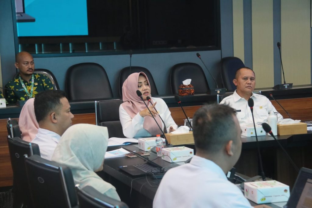 Bupati Mojokerto, Ikfina Fahmawati saat memimpin rapar penurunan stunting di smart room Satya Bina Karya Pemkab Mojokerto, Rabu (5/6/2024).