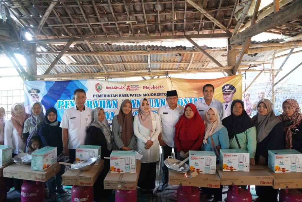 Tingkatkan Kesejahteraan Keluarga, Bupati Ikfina Serahkan Bansos Tata Boga Bupati Mojokerto, Ikfina Fahmawati serahkan Bansos tata boga kepada 12 KPM dari Program Keluarga Harapan (PKH) di Dusun Kwarengan, Desa Menanggal, Kecamatan Mojosari, Rabu (5/6/2024).