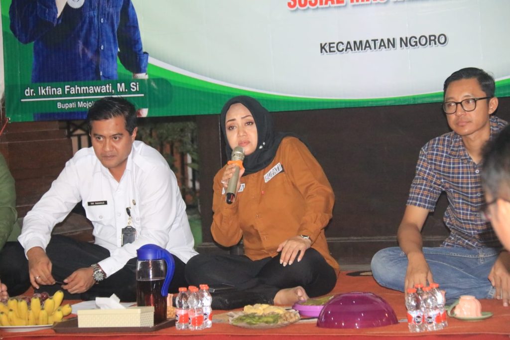 Ikfina Fahmawati, Bupati Mojokerto saat acara Ngopi Bareng bersama Bupati Ikfina di Pendapa Kecamatan Ngoro, Rabu (5/6/2024) (Nafi'/GOnews.id)