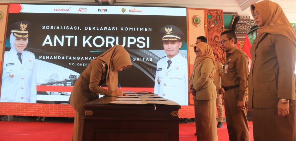 Ikfina Fahmawati, Bupati Mojokerto saat MoU dengan KPK di Pendopo Graha Maja Tama (GMT) Pemkab Mojokerto, Selasa (11/6/2024)