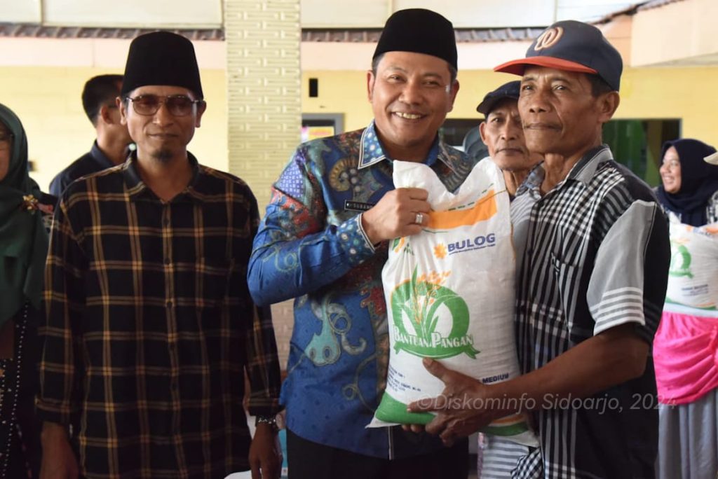 Bantuan Pangan Beras: Sentuhan Kemanusiaan Plt Bupati Sidoarjo Subandi, Plt Bupati Sidoarjo