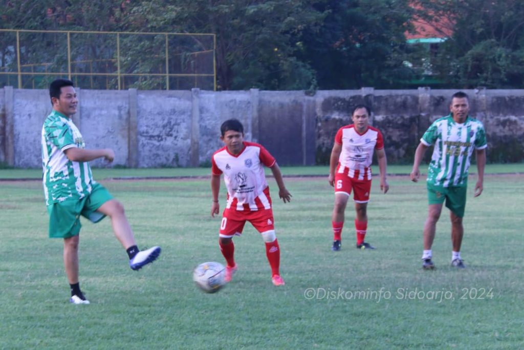 Suasana laga persahabatan sepakbola tim Subandi FC vs Waras FC