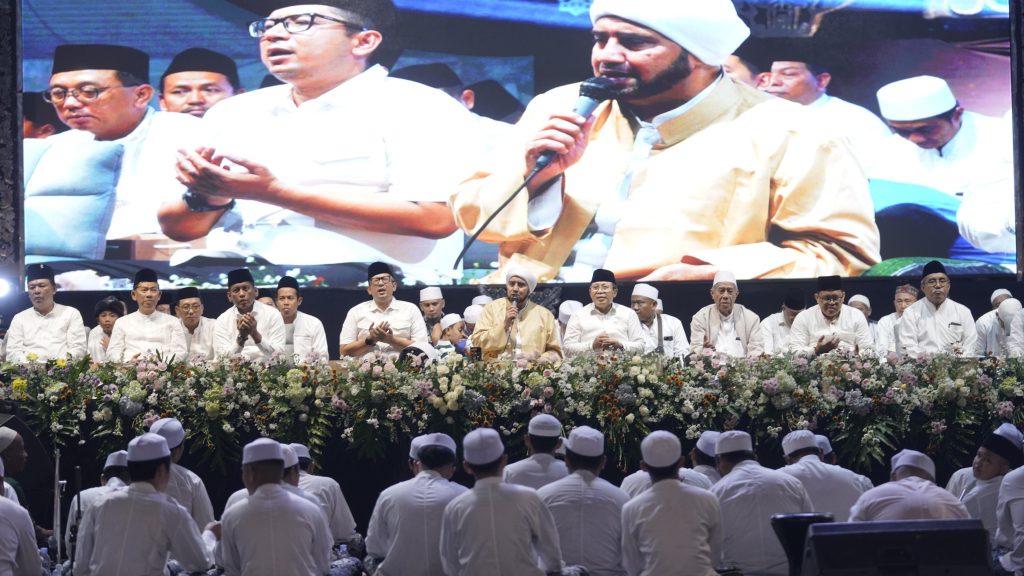 Suasana sholawat bersama habib syech di kota Mojokerto, Senin (24/6/2024) (Nafi'/Gonews)
