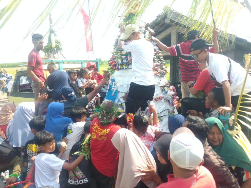 Tumpeng di Tradisi Sedekah Desa Jadi Rebutan Warga Balungbesuk Jombang FOTO : Masyarakat Saat Berebut Tumpeng Sayur di Agenda Sedekah Desa Balungbesuk Diwek Jombang. (Anggit/Gonews)