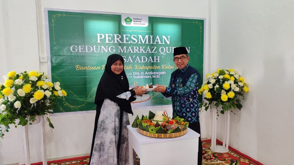Gedung MQA Diresmikan, Perkuat Masyarakat Kutim yang Qur’ani Bupati Kutai Timur, Ardiansyah Sulaiman, meresmikan Gedung Markaz Qur'an Assa'adah (MQA) di Gang Mulia, Kabo Jaya, Sangatta, Sabtu (29/6/2024) (Ahmad/Gonews.id)