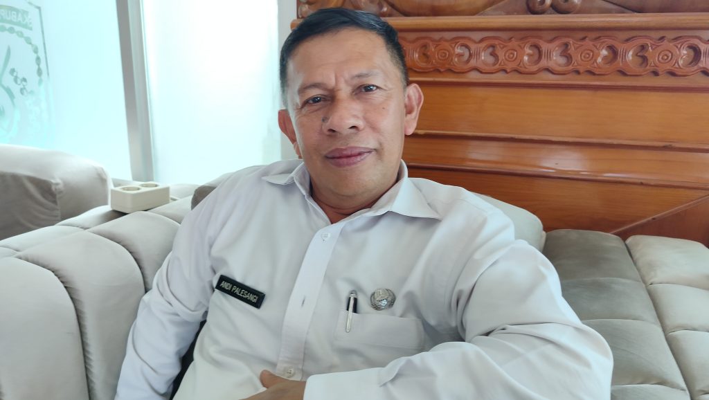 Andi Palesangi, Sekretaris Dinas Lingkungan Hidup saat diwawancarai di Gedung DPRD Kutim, Rabu (12/6/2024) (Ahmad/GOnews)