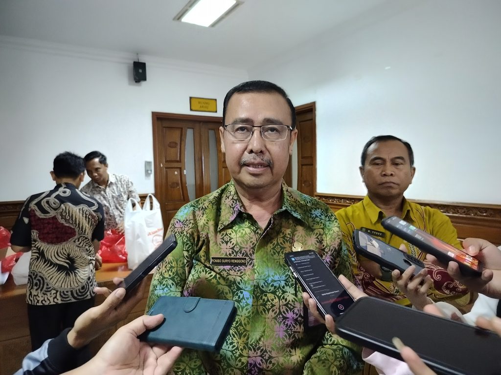 Poniso Suryo Renggono, Asisten Pemkesra Seskab Kutim, saat diwawancarai di Ruang Ulin, Kantor Bupati Kutim pada Kamis (20/6/2024) (Ahmad/GOnews.id)