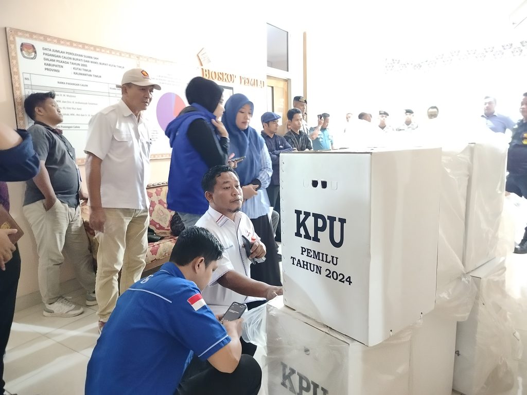 Kejanggalan PSSU di Kutim, KPU Alergi Kehadiran Wartawan Suasana pengecekan kotak suara di kantor KPU Kutim, Kamis (20/6/2024).