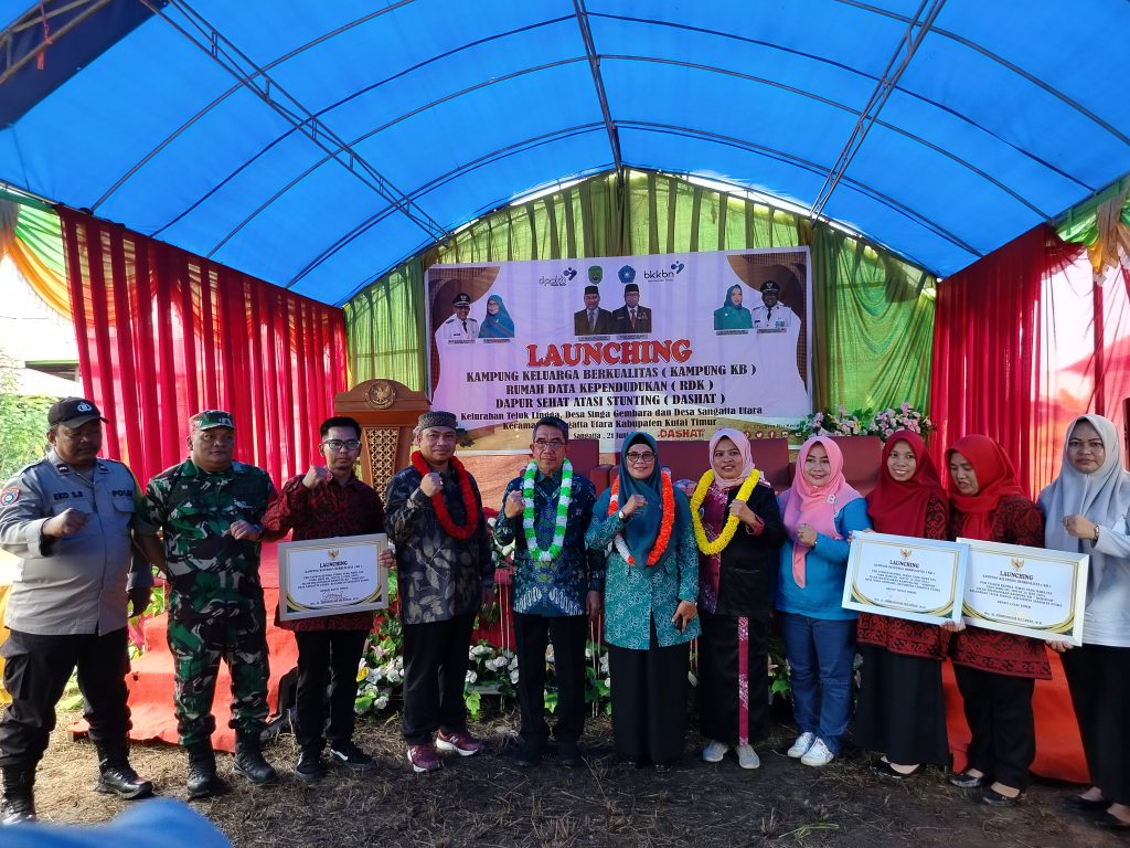 Bupati Kutim Ardiansyah Sulaiman (kalung hijau) saat menghadiri launching program penurunan Stunting di Desa Singa Gembara, Sangatta Utara, Jumat (21/6/2024) (Ahmad/GOnews.id)