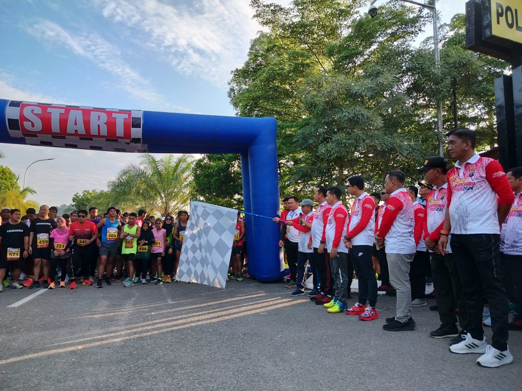 Ardiansyah Sulaiman, Bupati Kutim saat memberangkan peserta Happy Run Bhayangkara di Mako Polres Kutim, Sabtu (22/6/2024) (Ahmad/Gonews.id)