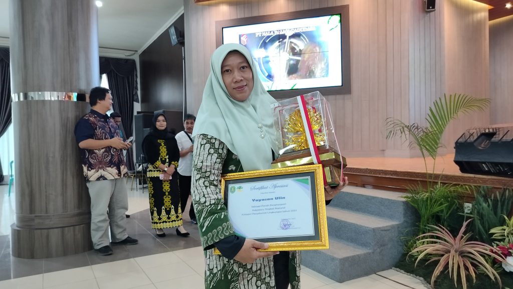 Ketua Yayasan Ulin, Suimah saat mendapatkan penghargaan kategori penyelamat lingkungan di GSG, Rabu (26/6/2024).