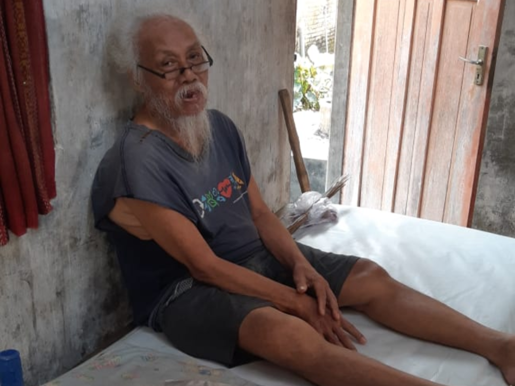 Choirul Abidin, Lansia Rapuh yang Menempati Kamar Lapuk di Jombang Choirul Abidin saat ditemui dirumahnya yang Bagian Atapnya Sudah Roboh Sebagian, Senin (3/6/2024)(Anggit/GOnews.id)