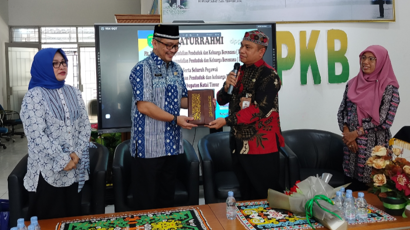 Silaturrahmi dan Komitmen Lanjutkan Program di DP2KB Kutim Kadis DP2KB Achmad Junaidi saat memberikan cendramata Al Qur'an kepada Kadis Kominfo staper Kutim di Kantor DP2KB, Kamis (6/6/2024) (Ahmad/GOnews.id)