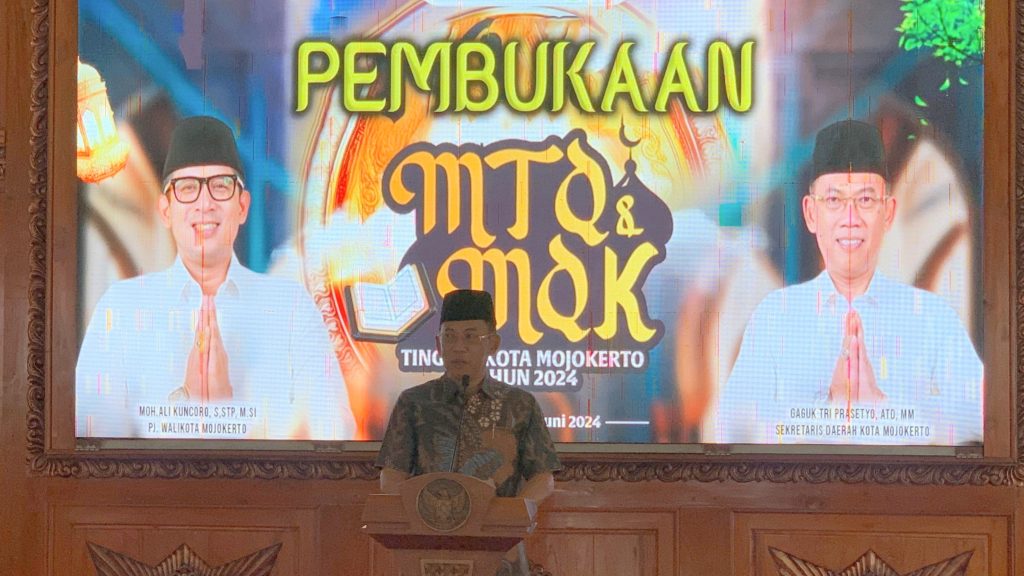 Gaguk Tri Prasetyo Sekdakot Mojokerto secara resmi membuka Lomba MTQ dan MQK Tingkat Kota Mojokerto 2024 di Pendopo Sabha Kridatama, Rumah Rakyat, Jumat (28/6/2024) (Humas)