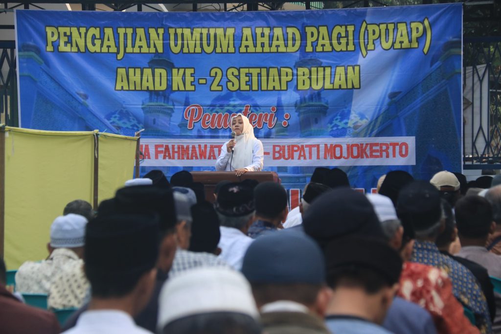 Ikfina Fahmawati, Bupati Mojokerto menjadi pembicara di Pengajian Umum Ahad Pagi (PUAP), Desa Tangunan Kecamatan Puri, Minggu (9/6/2024) (Foto:humas)