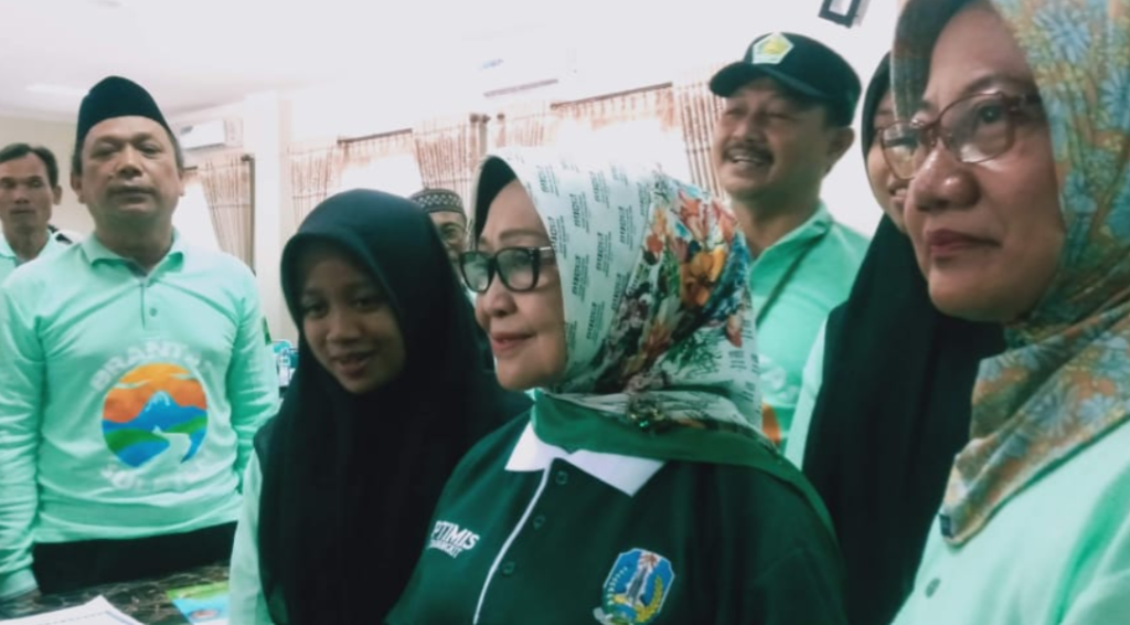 Kembali Maju di Pilkada Jombang, Mundijah Daftar Lewat Partai Demokrat Jatim Mundjidah Wahab mantan Bupati Jombang yang mendaftar penjaringan lewat Partai Demokrat.