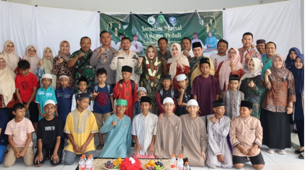 Pembina Aswaja Kukar Maslianawati Edi Damansyah menyaksikan gelar sunatan massal di Sangasanga, Kamis (13/6/2024) Foto : Prokom