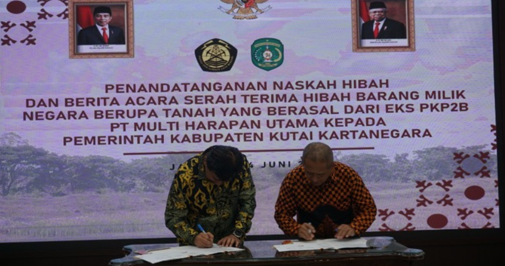 PT MHU Hibahkan Tanah Senilai Rp116,6 Miliar ke Pemkab Kukar Sekretaris Daerah Kutai Kartanegara Sunggono melakukan penandatanganan hibah tanah dari PT MHU ke Pemkab Kukar di Pegangsaan Timur Jakarta Pusat, Jum'at (14/6/2024) Foto : Prokom