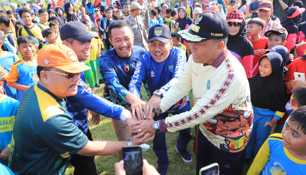 Melihat Keseruan Pekan Lomba Olahraga Tradisional di Jombang Pj. Bupati Jombang Sugiat saat mengikuti Pekan Lomba Olahraga Tradisional di Lapangan Sukoiber, Gudo, pada Jumat (14/06/2024) (humas)