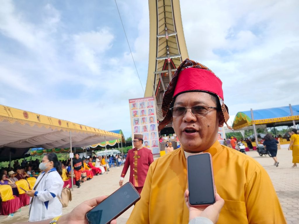 David Rante, Anggota Komisi C DPRD Kutim saat diwawacarai usai pelantikan pengurus IKAT Kutim di Rumah Adat Toraja, Sabtu (1/6/2024) (Ahmad/GOnews.id)