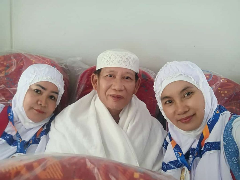 Masdari Kidang, Anggota DPRD Kutim Terpilih bersama kedua istrinya saat menunaikan ibadah Haji. (Foto: istimewa)