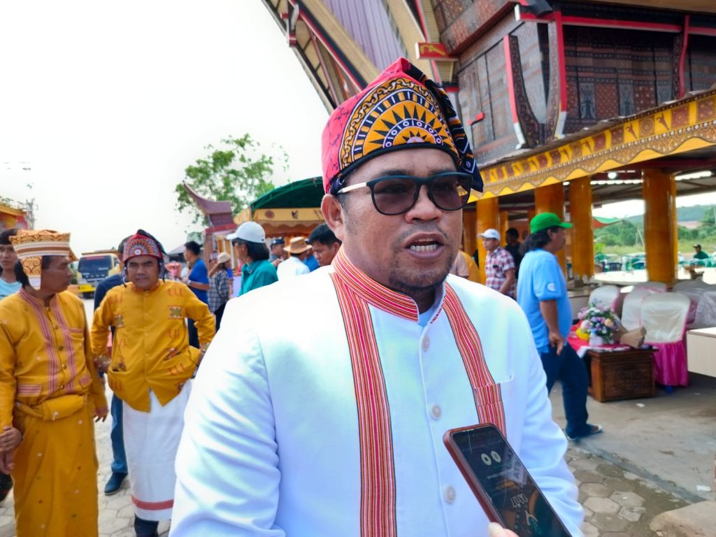 Kasmidi Bulang, bakal calon Bupati Kutim 2024 diwawacarai usai pelantikan pengurus IKAT Kutim di Rumah Adat Toraja, Sabtu (1/6/2024) (Ahmad/GOnews.id)