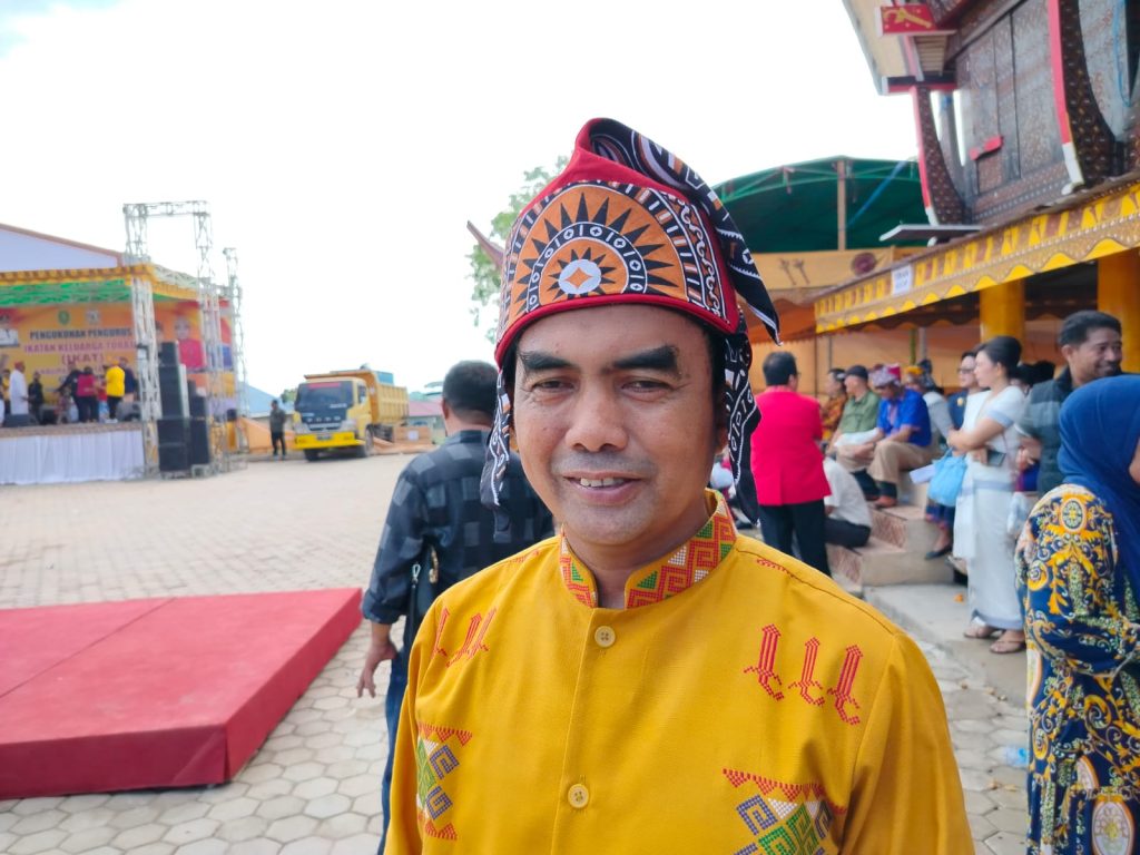 Haji Kadar bakal calon Wakil Bupati Kutim 2024 saat diwawacarai usai pelantikan pengurus IKAT Kutim di Rumah Adat Toraja, Sabtu (1/6/2024) (Ahmad/GOnews.id)