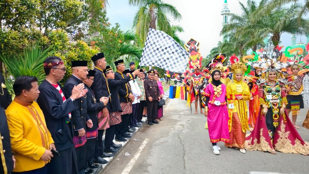 Ardiansyah Sulaiman, Bupati Kutim saat memberangkatkan peserta Festifal Pemuda di Heliped Kantor Bupati Kutim, Sabtu (1/6/2024) (Ahmad/GOnews.id)