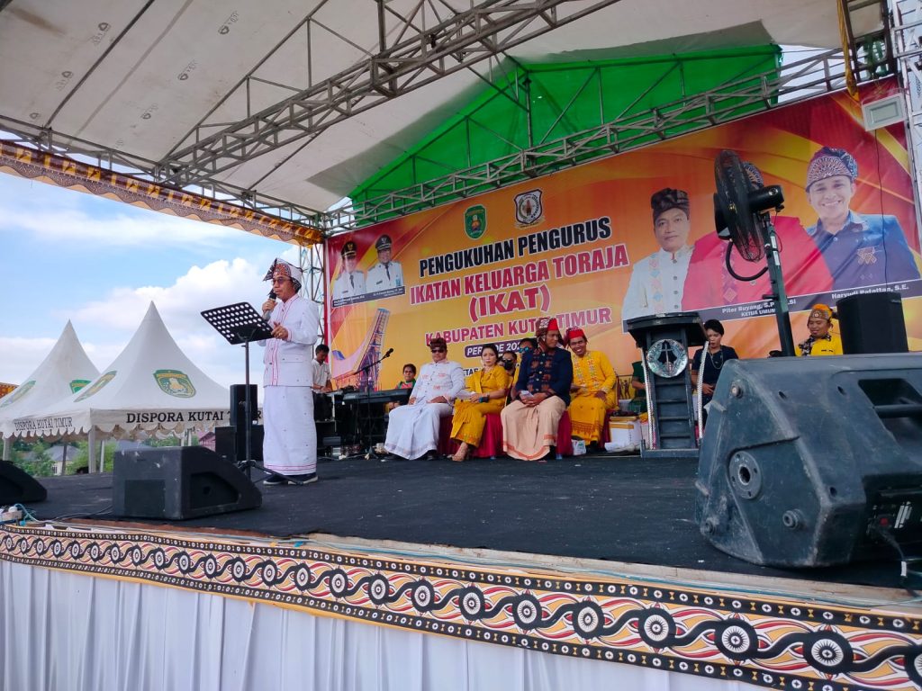 Ardiansyah Sulaiman, Bupati Kutim saat menghadiri pelantikan pengurus IKAT Kutim di Rumah Adat Toraja, Sabtu (1/6/2024) (Ahmad/GOnews.id)